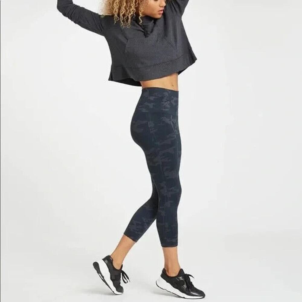NWT Spanx Look at Me Now Seamless Cropped Leggings Black Camo Size Small